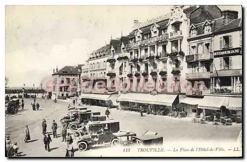 Cartes postales Trouville La Place de l'Hotel de Ville