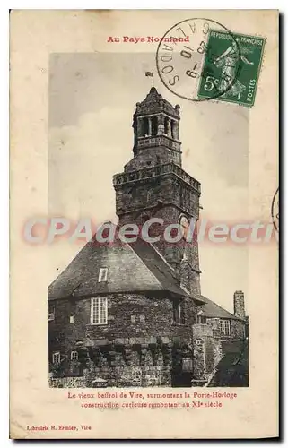 Cartes postales Au Pays Normand Le vieux beffroi de Vire surmontant la Porte Horloge construction curieuse remon