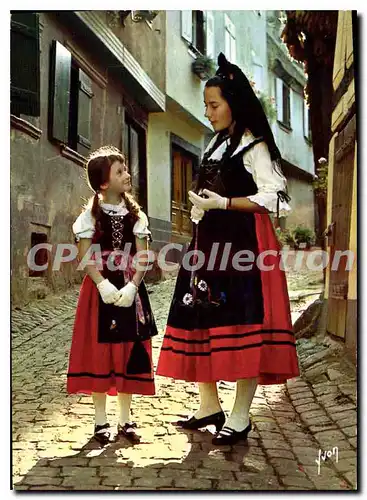 Cartes postales moderne Couleuers et Lumiere de France Alsaciennes en costume dans la rue du village