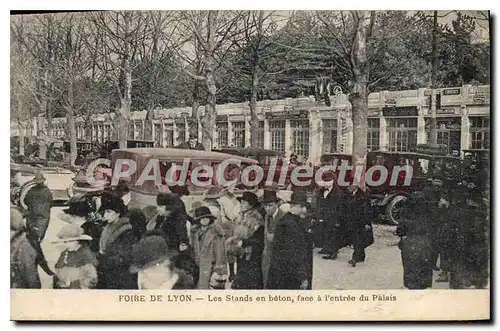 Cartes postales Foire de Lyon Les Stands en beron face a l'entree du Palais