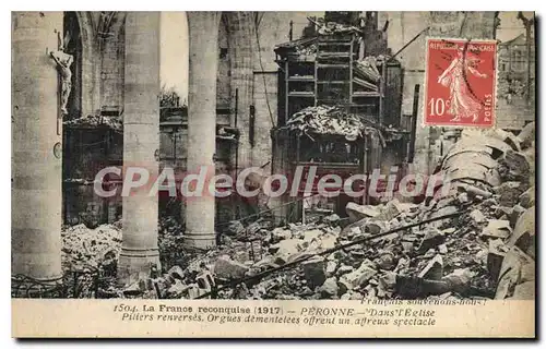 Cartes postales Peronne Dans l'Eglise Piliers renverses Orgues dementelees offrent un affreux spectacle