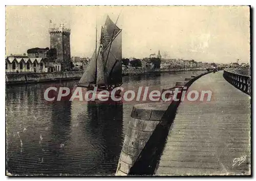 Cartes postales moderne Les Sables D'Olonne Arrivee d'un Thonier devont la Tour d'Arundel