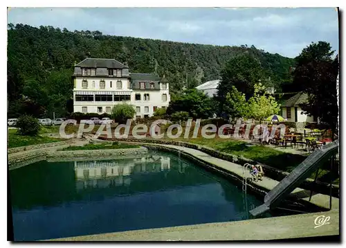 Cartes postales moderne Saint Leonard des Bois Le Touring Hotel et la Piscine