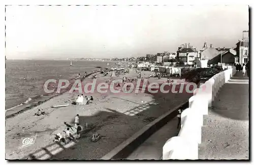 Cartes postales Lion sur Mer Vue generale de la Plage et la Digue