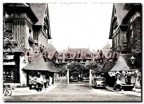 Cartes postales moderne Deauville Calvados la plage Fleurie la Cour Normande