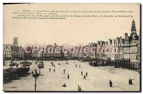 Cartes postales Arras la Grand Place avec ses Galeries � arcades et ses pignons aux toits arrondis d'un caracter