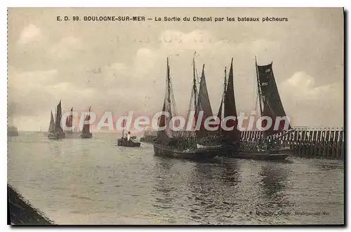 Cartes postales Boulogne sur Mer la sortie du chenal par les bateaux pecheurs