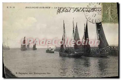 Cartes postales Boulogne sur Mer la Sortie du Chenal par les bateaux pecheurs