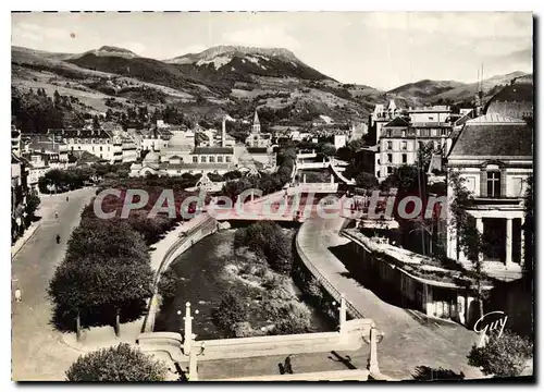 Cartes postales moderne La Bourboule Puy de Dome la Dordogne dans sa traversee de la ville Au fond le Puy Gros