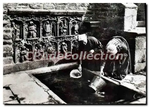 Cartes postales moderne Scenes et Types Bretons femmes � La Fontaine De Saint Thivisiau