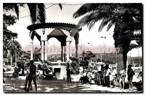 Cartes postales Cote d'Azur varoise Bandol Var La Petanque sous les palmiers