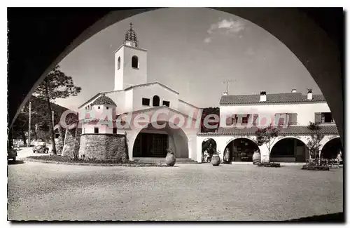 Cartes postales moderne Calanques des Issambres Var La place du village provencal et la Chapelle ND des Issambres