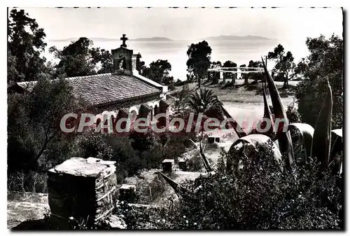 Cartes postales moderne Corniche des Maures Le Rayol Var L'Eglise et vue sur les Iles d'Or