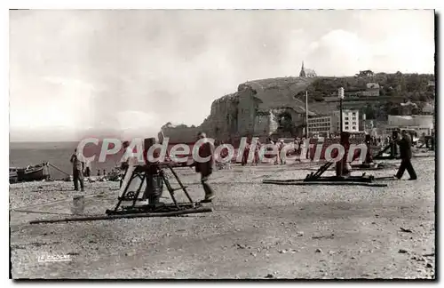 Cartes postales Etretat Seine Maritime la personne pr�s du 1er cabestan est le pr�sident de la R�publique Ren� C