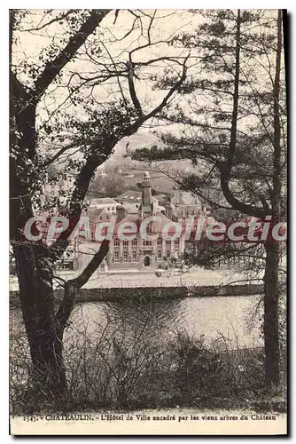 Cartes postales Chateaulin l'Hotel de Ville encadre par les vieux arbres du Chateau