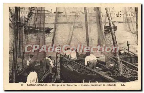 Ansichtskarte AK Concarneau Barques sardinieres Marins preparant la cotriade