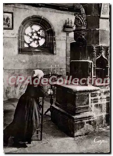 Cartes postales moderne Scenes et types Bretons un voeu � l'autel de Notre Dame de la Clarte
