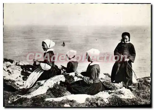 Cartes postales moderne Scenes et types Bretons Tricoteuses � la Pointe du Raz