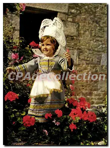Cartes postales moderne Petite Fille en costume des region de Concarneau Fouesnant