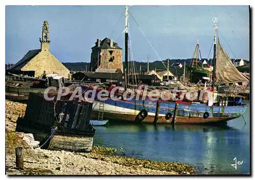 Cartes postales moderne Camaret le Sillon les vieux bateaux devant la chapelle Notre Dame de Rocamadour et la tour Vaub