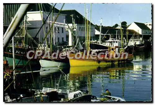 Ansichtskarte AK Concarneau Finistere Bateaux devant la cri�e