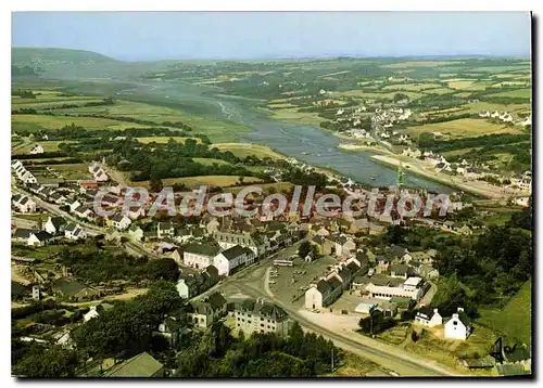 Cartes postales Le Faou vue generale la place les hotels et la riviere