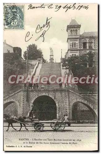 Cartes postales Nantes l'Escalier aux Cent Marches construit en 1850 et la statue de Ste Anne dominant l'entree