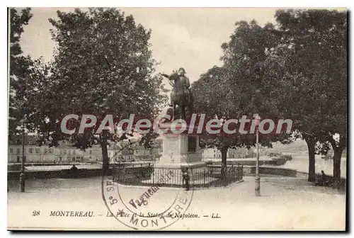 Ansichtskarte AK Montereau la place et la statue de Napoleon