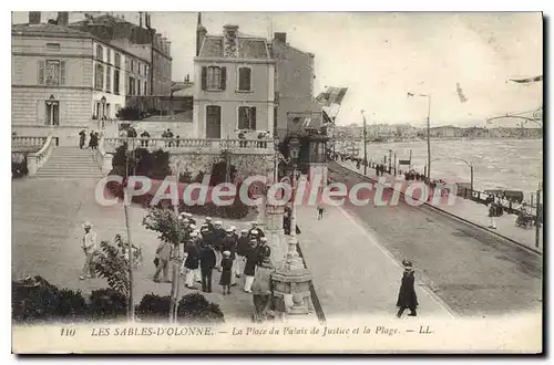 Cartes postales Les Sables d'Olonne La Place du Palais de Justice et la Plage