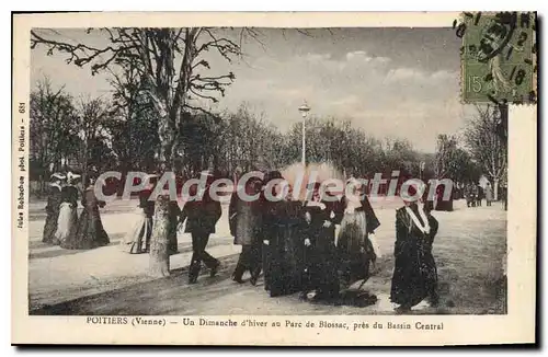 Ansichtskarte AK Poitiers (Vienne) Un Dimanche d'hiver au Parc de Blossac