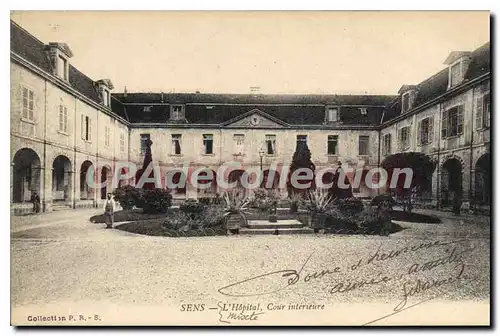 Cartes postales Sens L'Hopital Cour interieure