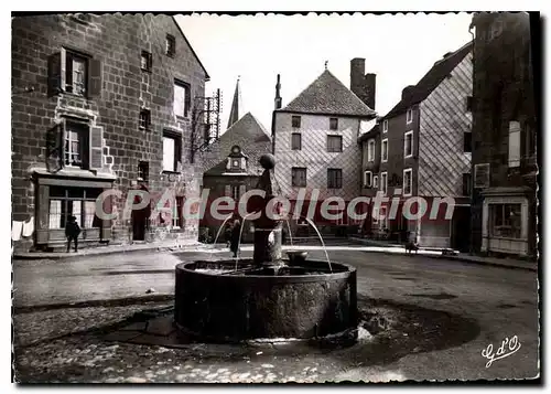 Cartes postales moderne L'Auvergne Besse en Chandesse Place du Marche Fontaine Renaissance