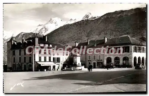 Ansichtskarte AK Laruns Basses Pyrenees La Place de l'Eglise