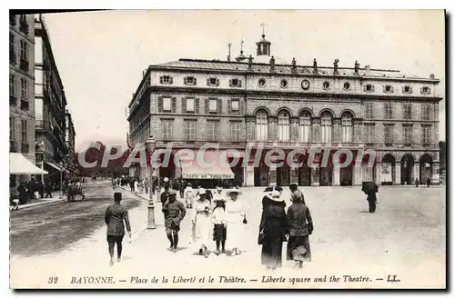 Ansichtskarte AK Bayonne Place de la Liberte et le Theatre