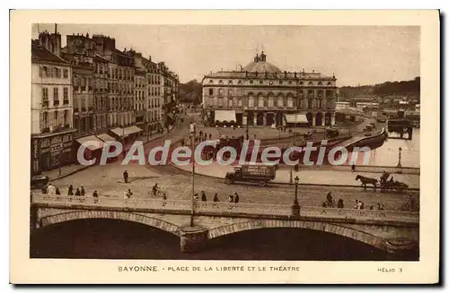 Ansichtskarte AK Bayonne Place de la Liberte et le Theatre