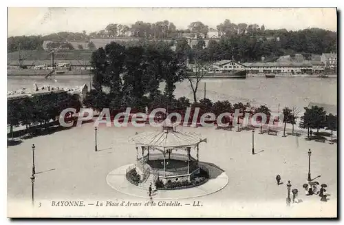 Cartes postales Bayonne La Place d'Armes et la Citadelle