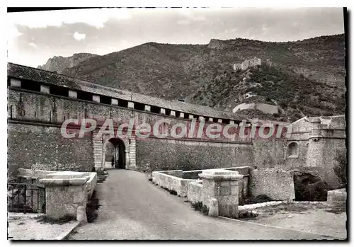 Cartes postales moderne Villefranche De Conflent Vue Sur Les Remparts Et La Porte De France