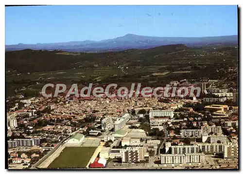 Cartes postales moderne Bagnols Sur Ceze Vue Aerienne En Arriere Plan Le Mont Ventoux
