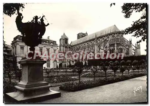 Cartes postales moderne Bourges Cher Les Jardins de l'Archeveche L'Hotel de Ville et la Cathedrale