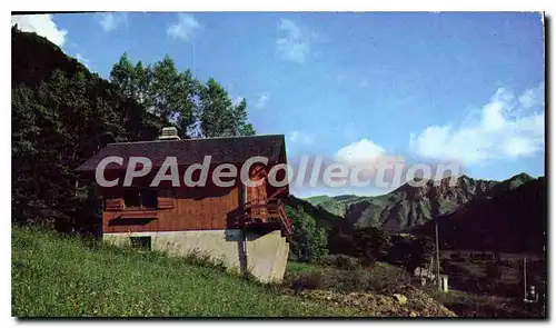 Cartes postales moderne Un joli Chalet de Montagne au fond la Chaine du Sancy