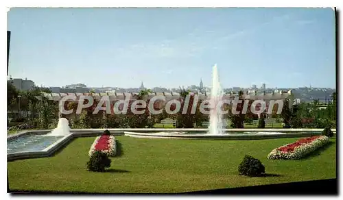 Cartes postales moderne Angouleme Le Nouveau Jardin de la Madeleine au fond la Ville d'Angouleme