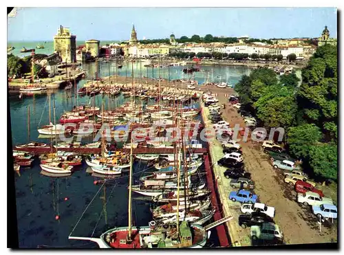 Cartes postales moderne La Rochelle Char Marit Les Trois Tours et le Port de plaisance