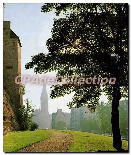 Cartes postales moderne Caen Calvados les remparts du chateau au second plan l'eglise Saint Pierre et la maison des Qua