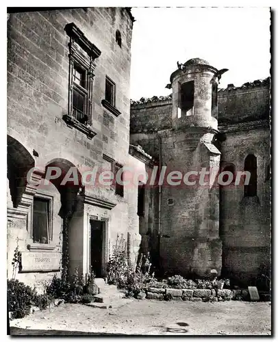 Cartes postales moderne Les Baux de Provence B du Rh l'entree de l'hotel des Porcelets la Lanterne des Morts et chapell