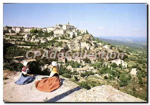 Cartes postales moderne Les Belles images de Provence jeunes Provencales admirant le charmant village de Gordes
