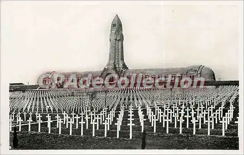 Ansichtskarte AK L'Ossuaire de Douaumont et le Cimetiere National contenant deja plus de 10 000 tombes de soldats