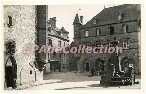 Cartes postales Salers (Cantal) Maison des Flogeac l'Hotel de Ville et Buste de Tyssandier d'Escous qui ameliora