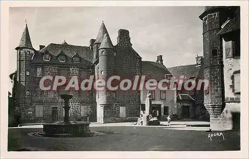 Ansichtskarte AK Salers (Cantal) La Grande Place La maison du Notaire