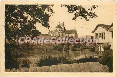 Cartes postales Poitiers (Vienne) Le chevet de Montserneuf et les Anciens Moulins de Chaseigne pris des 4 routes
