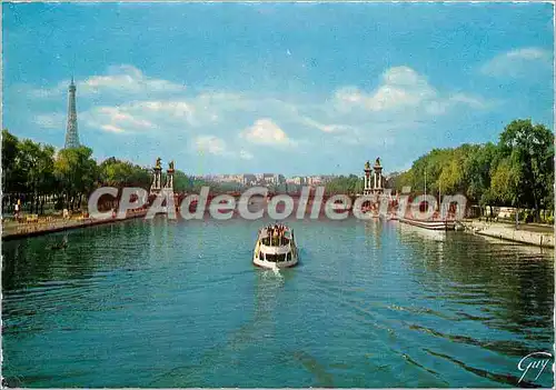 Cartes postales moderne Paris La seine au pont Alexandre III a gauche la tour Eiffel au fond le palais de Chaillot